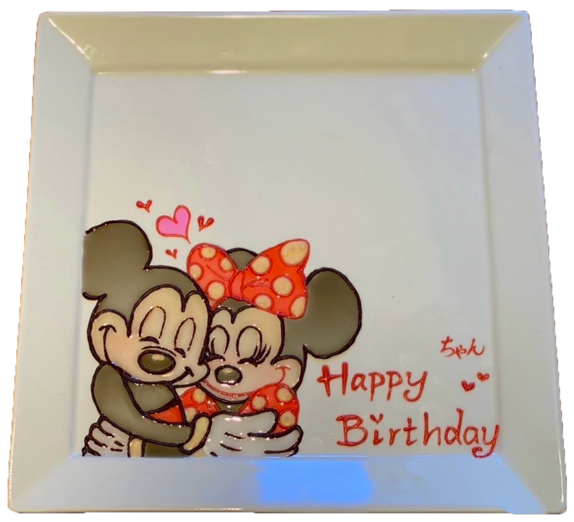 落ち着いた雰囲気のお誕生日デザートプレート